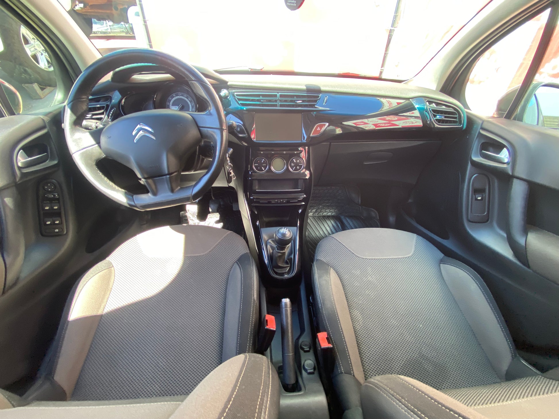 Interior Citroën C3 2016 mandos de control crucero y aire acondicionado