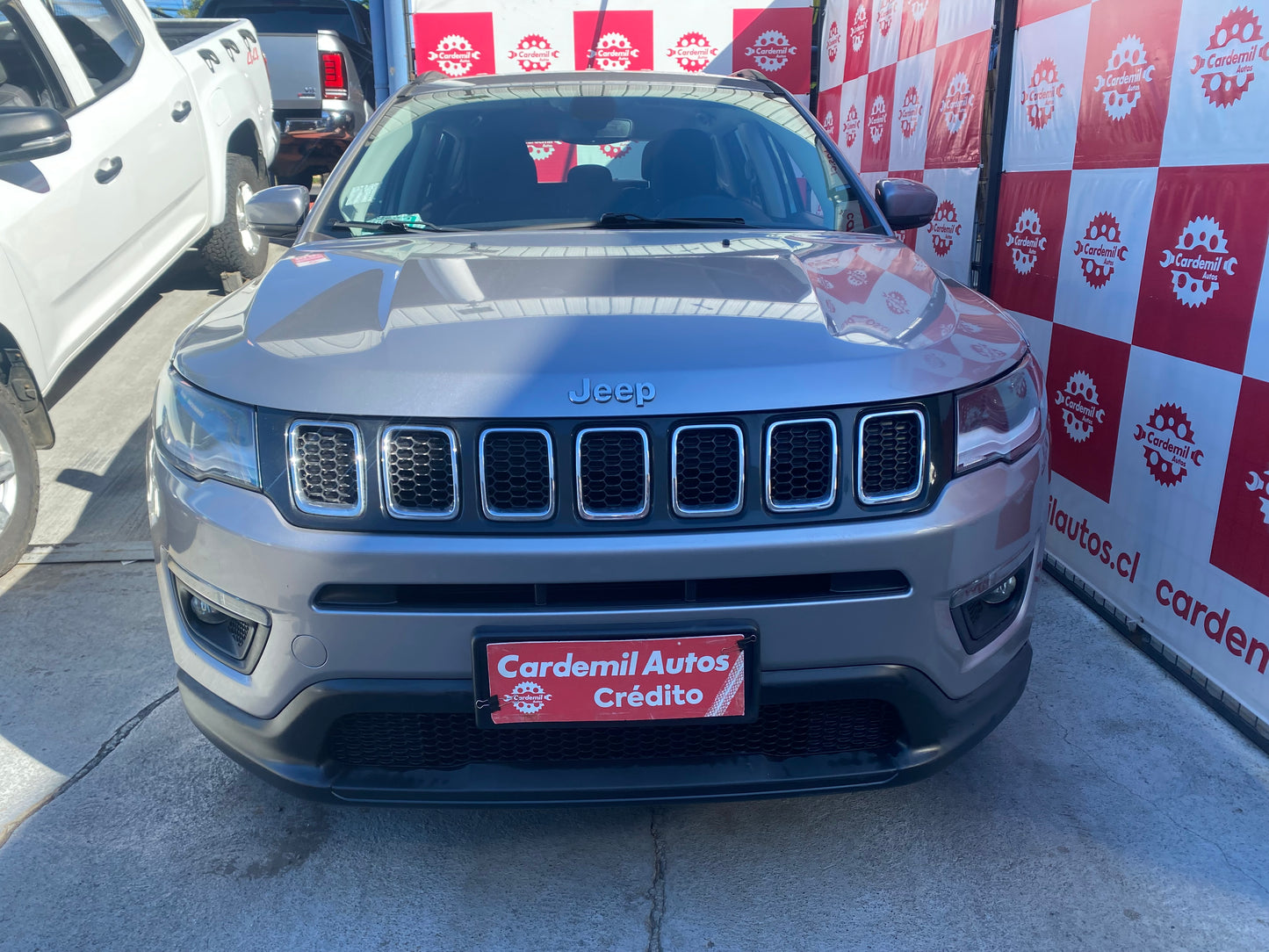 Jeep Compass Sport 2021 frente SUV blanco parilla 7 ranuras