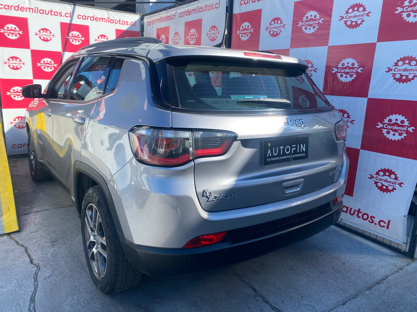 Vista lateral Jeep Compass Sport 2021 llantas originales