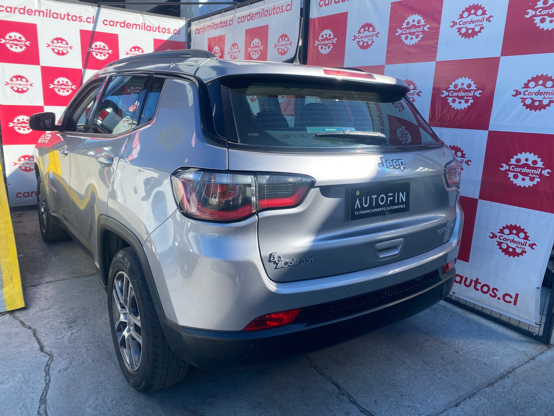 Vista lateral Jeep Compass Sport 2021 llantas originales