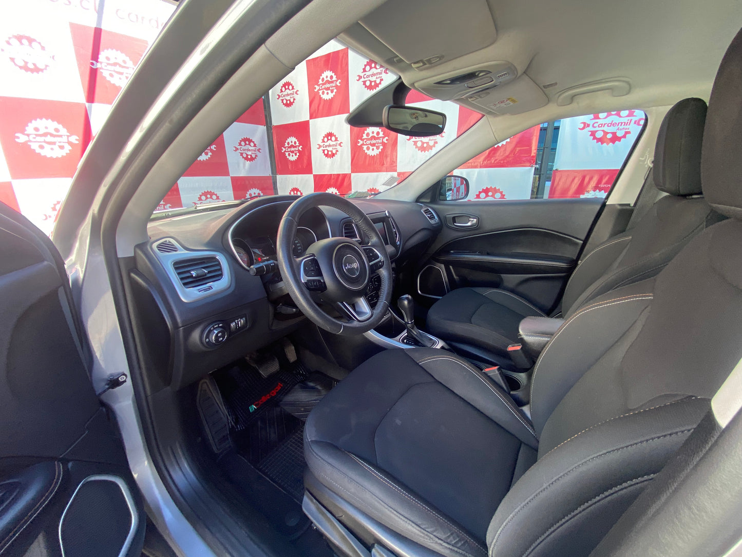 Interior Jeep Compass 2021 pantalla touch y control crucero