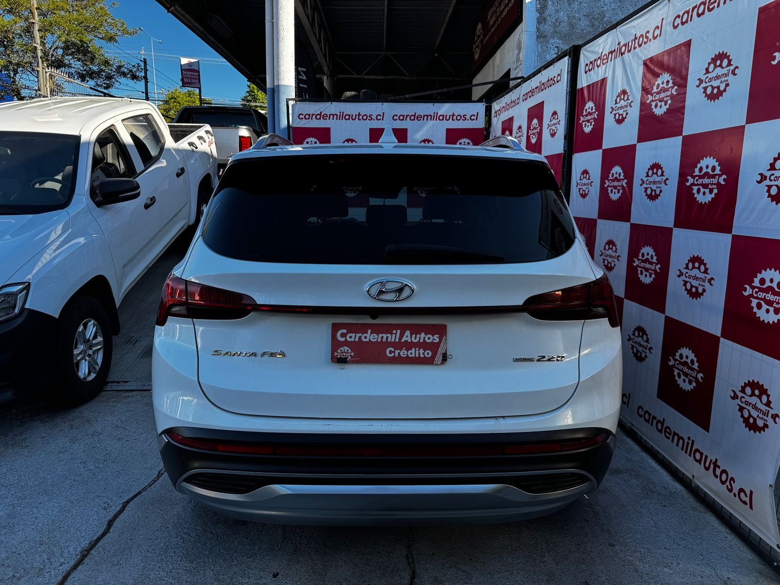 Vista trasera Hyundai Santa Fe AWD emblema CRDi diésel