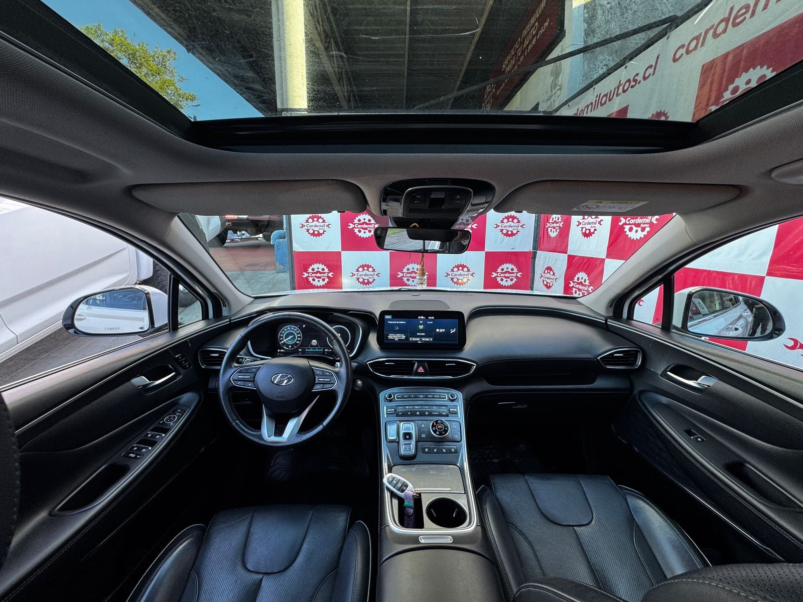 Interior Hyundai Santa Fe 2024 tres corridas de asientos y pantalla digital