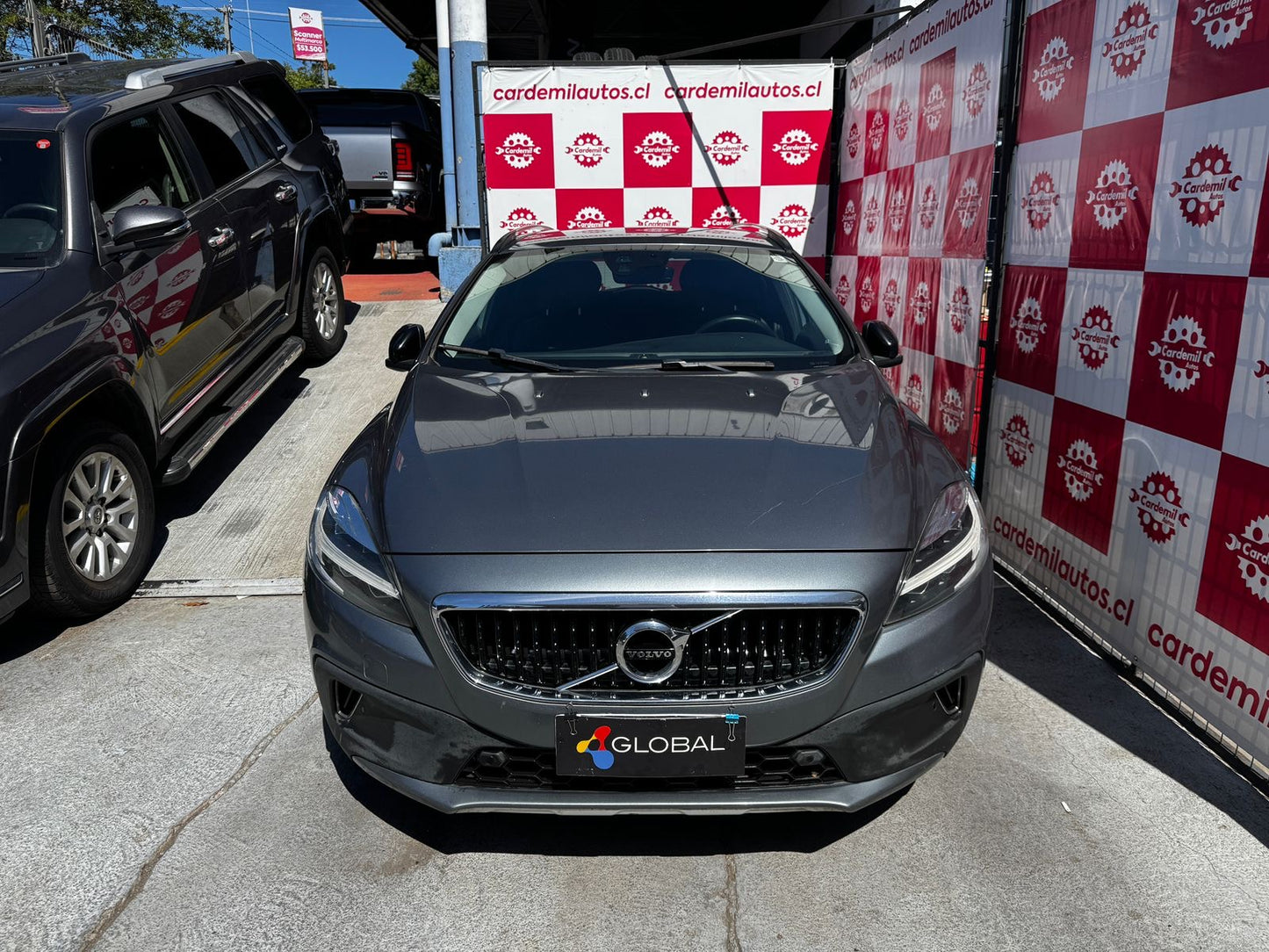 Volvo V40 Cross Country 2019 frente hatchback AWD gris