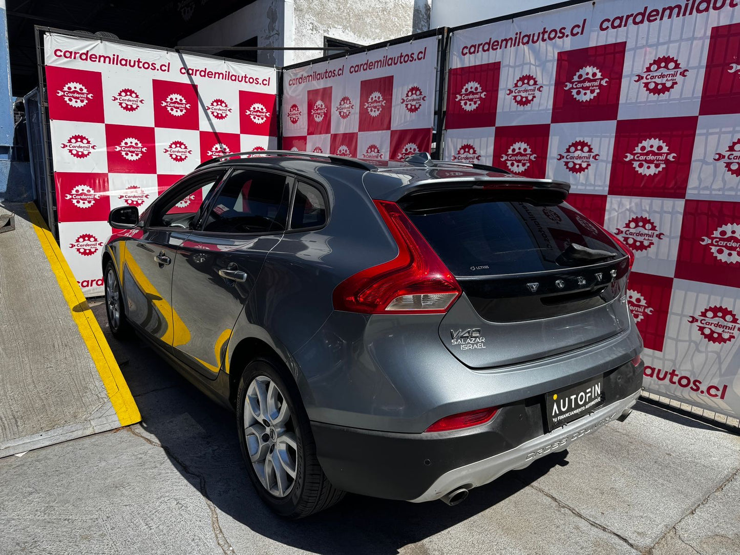Vista lateral Volvo V40 Cross Country protecciones off-road