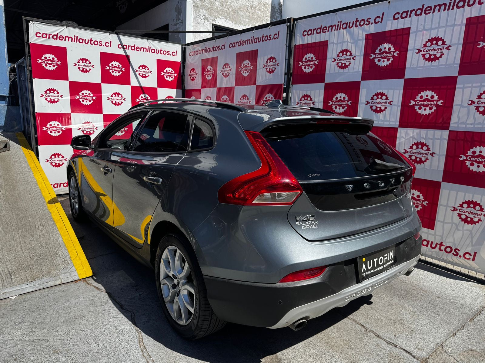 Vista lateral Volvo V40 Cross Country protecciones off-road