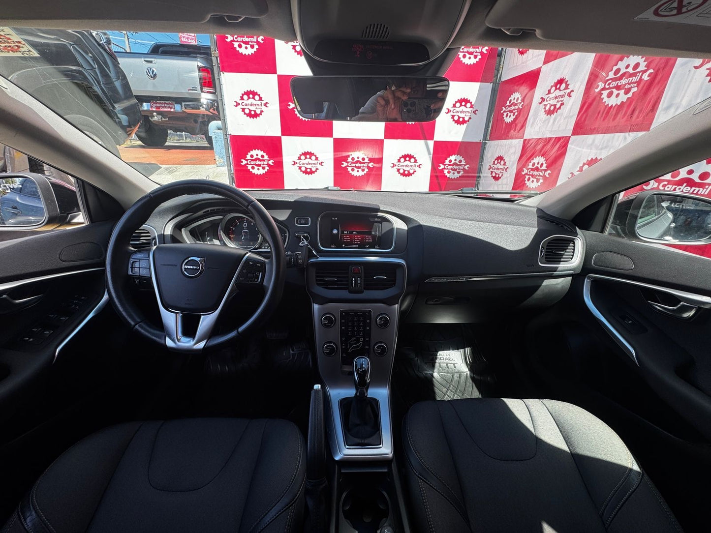 Interior Volvo V40 2019 asientos de cuero y tablero digital