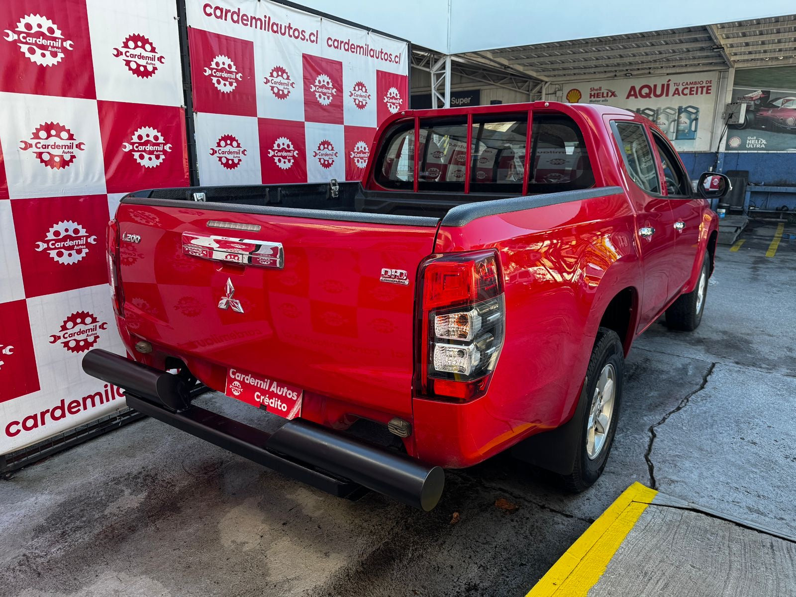 Vista lateral Mitsubishi L200 2020 doble cabina Los Ángeles