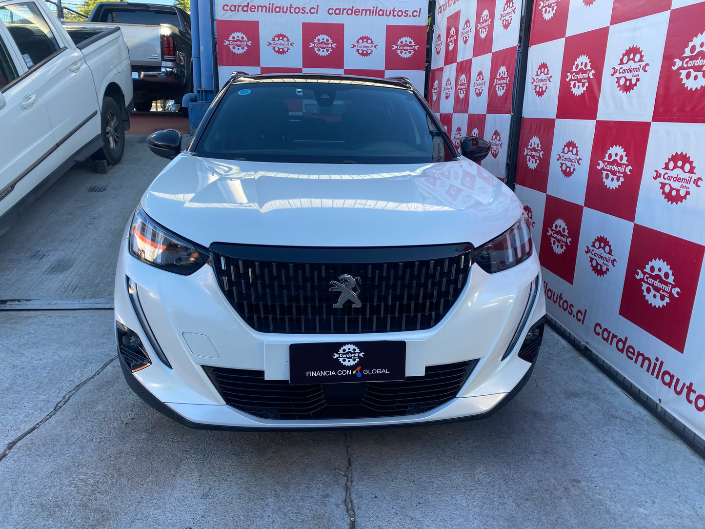 Peugeot 2008 GT Line 2021 frente SUV moderno luces LED