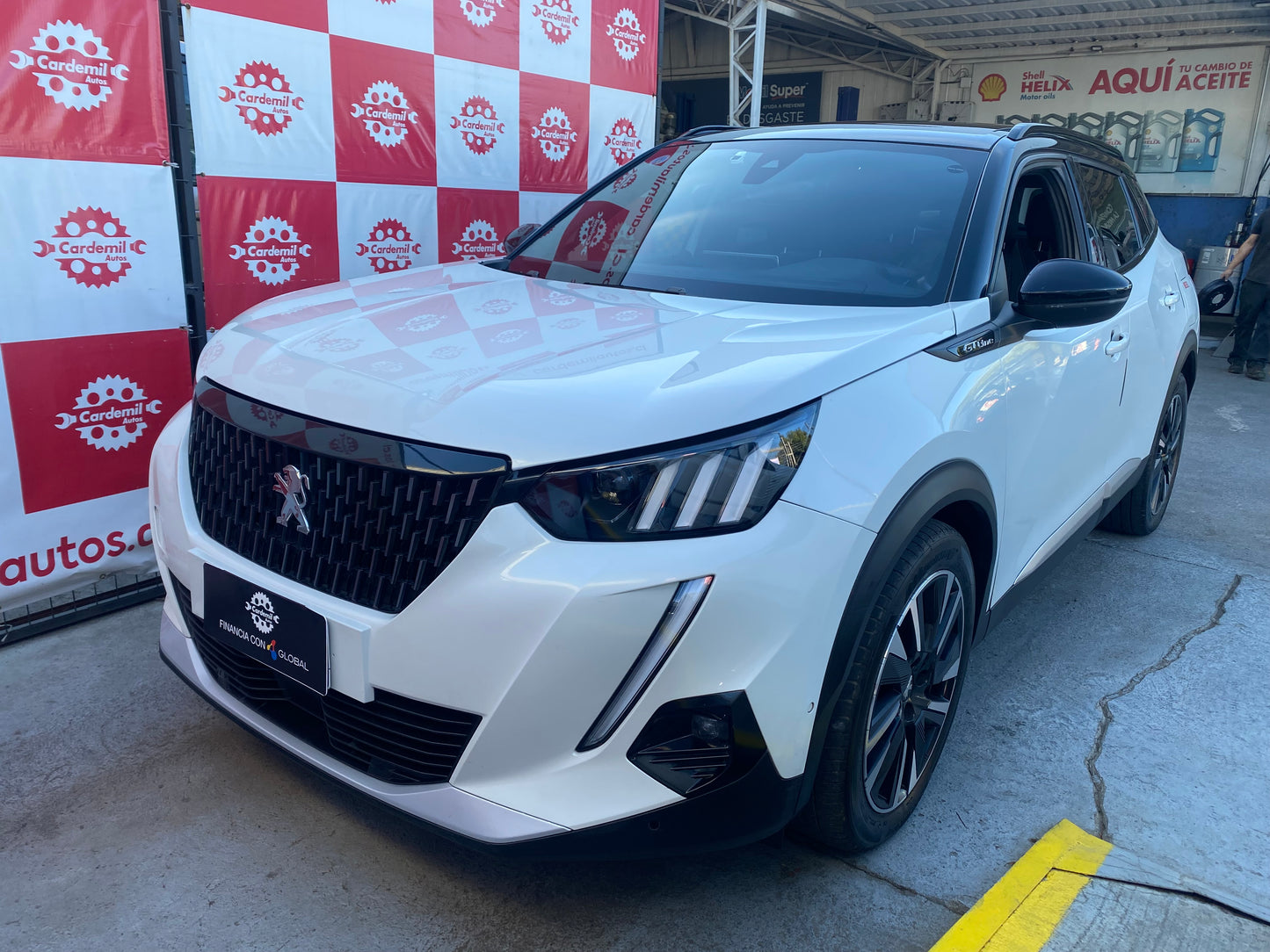 Vista lateral Peugeot 2008 GT Line llantas bitono Los Ángeles