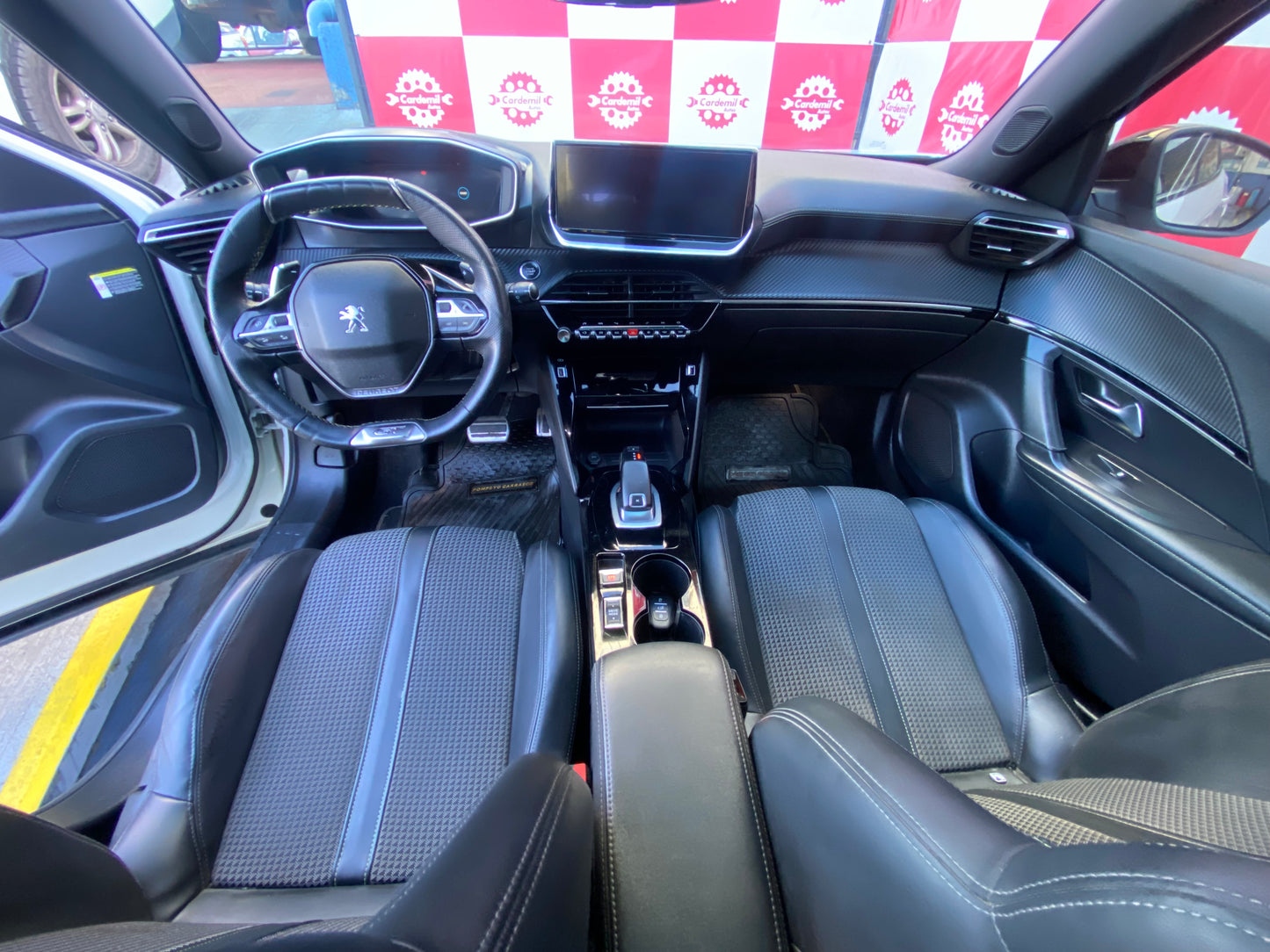 Interior Peugeot 2008 2021 i-Cockpit 3D y techo panorámico