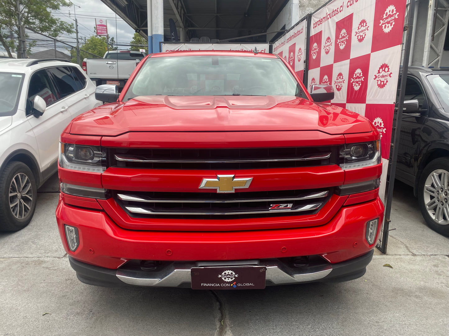 Chevrolet Silverado LTZ 2018 frente imponente pickup negra