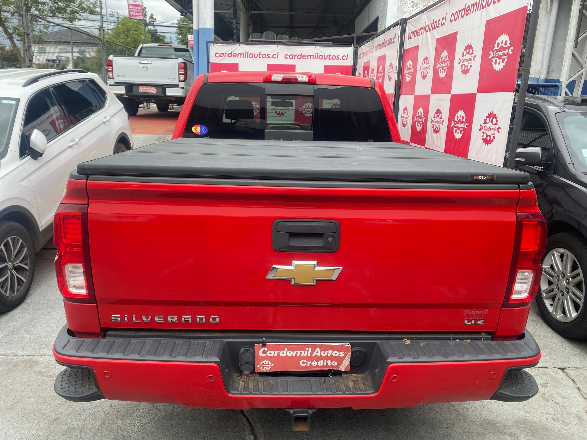 Vista trasera Chevrolet Silverado tapa rígida pickup y pisaderas