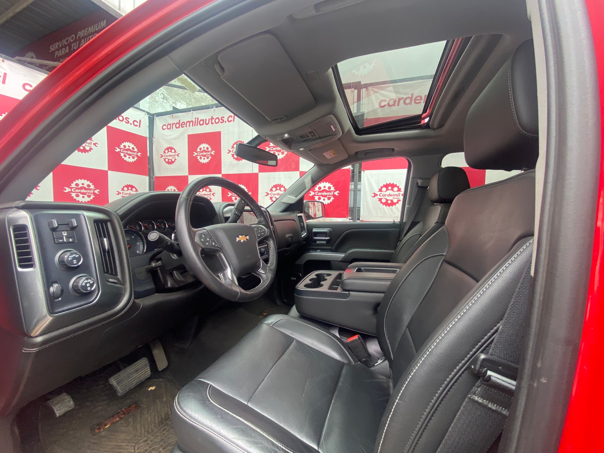 Interior Silverado LTZ 2019 asientos de cuero y pantalla MyLink