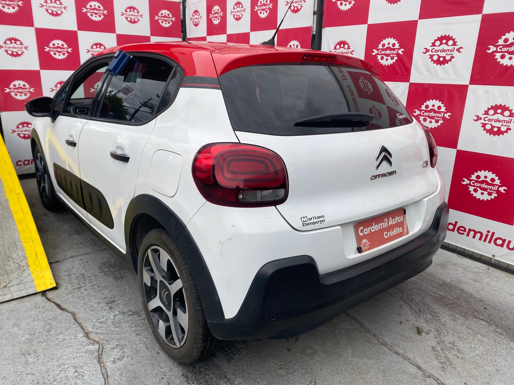 Vista lateral Citroën C3 BlueHDi con Airbumps