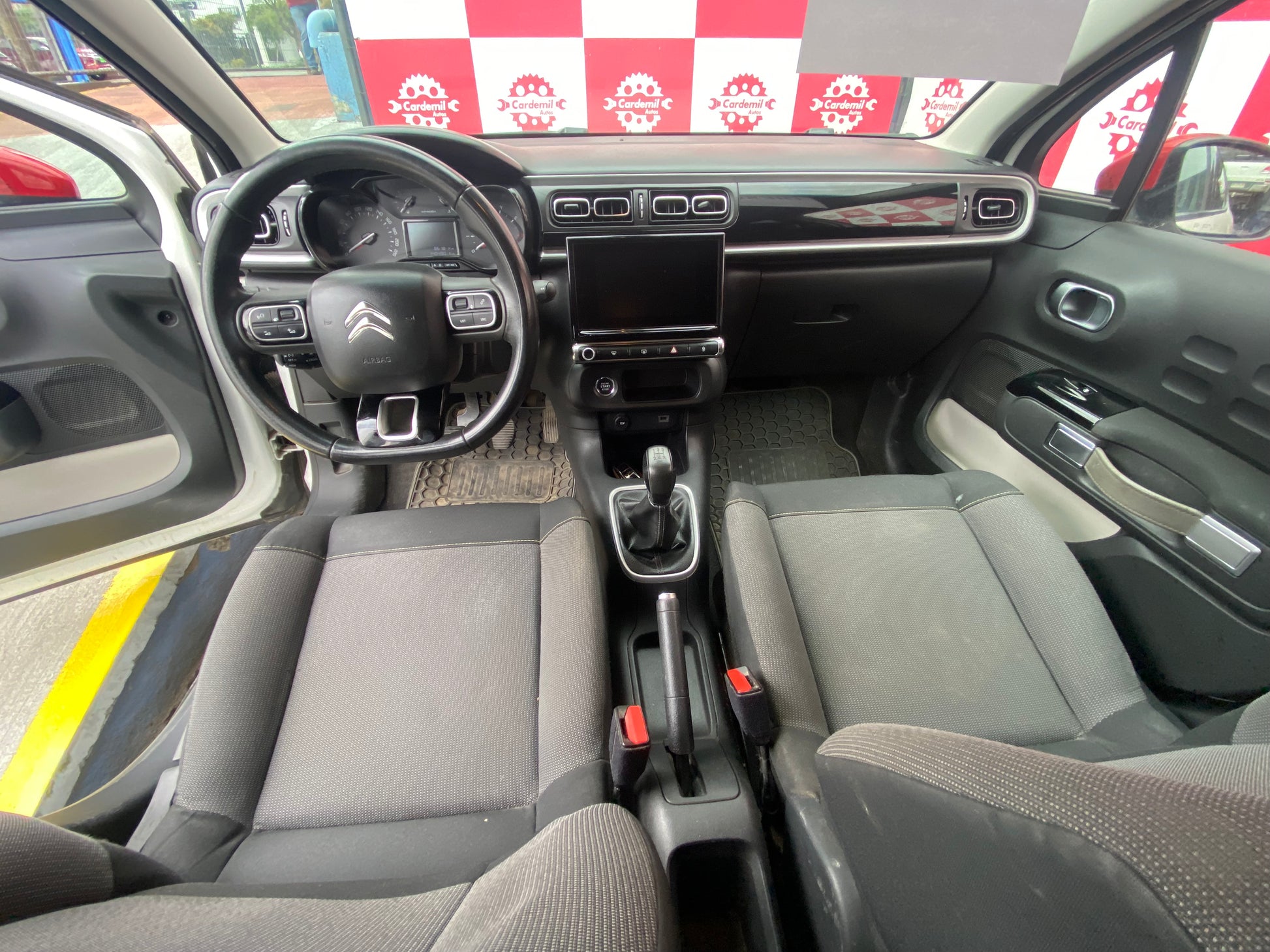 Interior Citroën C3 2021 pantalla touch y climatizador