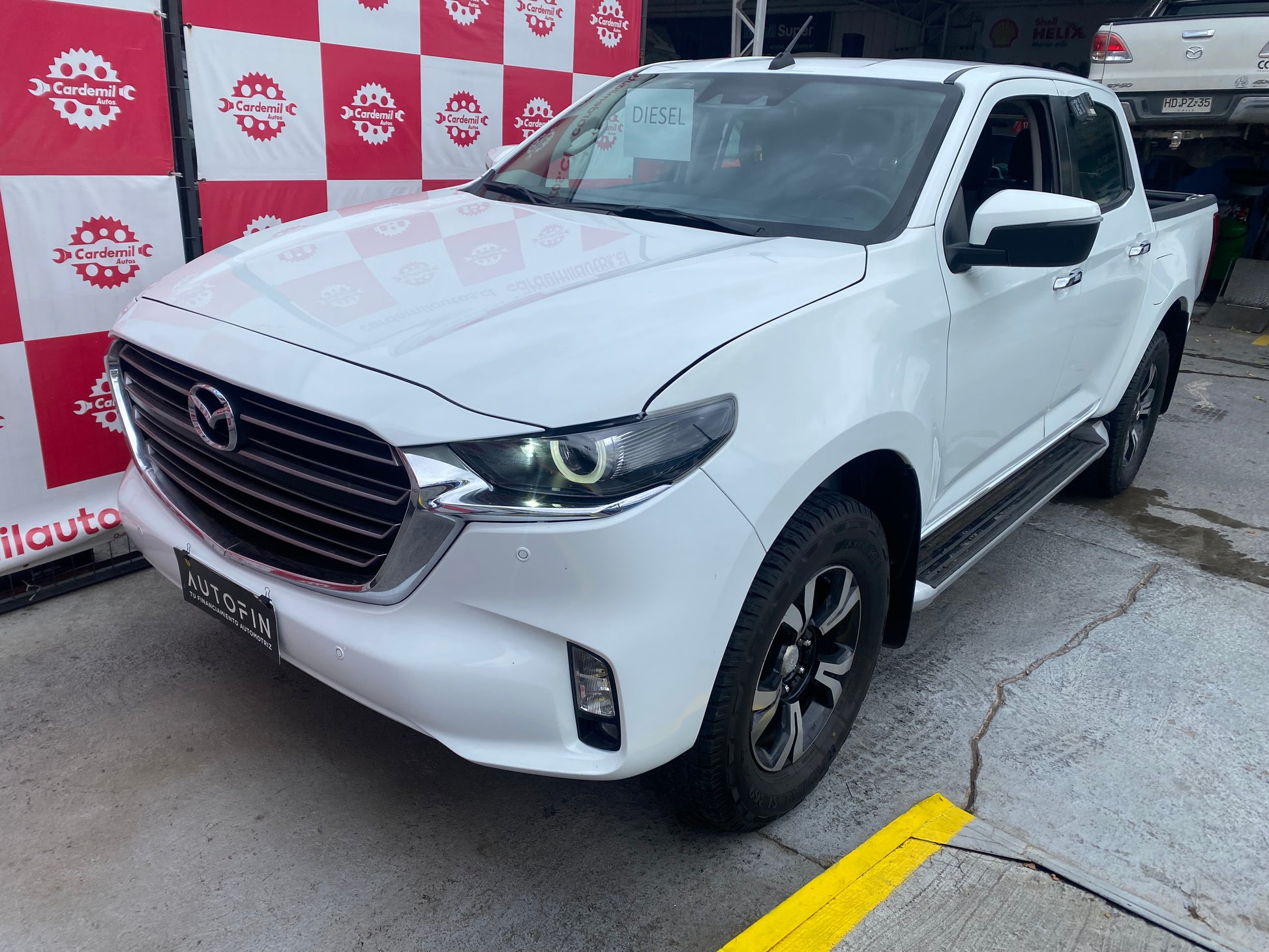 Vista lateral Mazda BT-50 2023 doble cabina 4x4 Los Ángeles