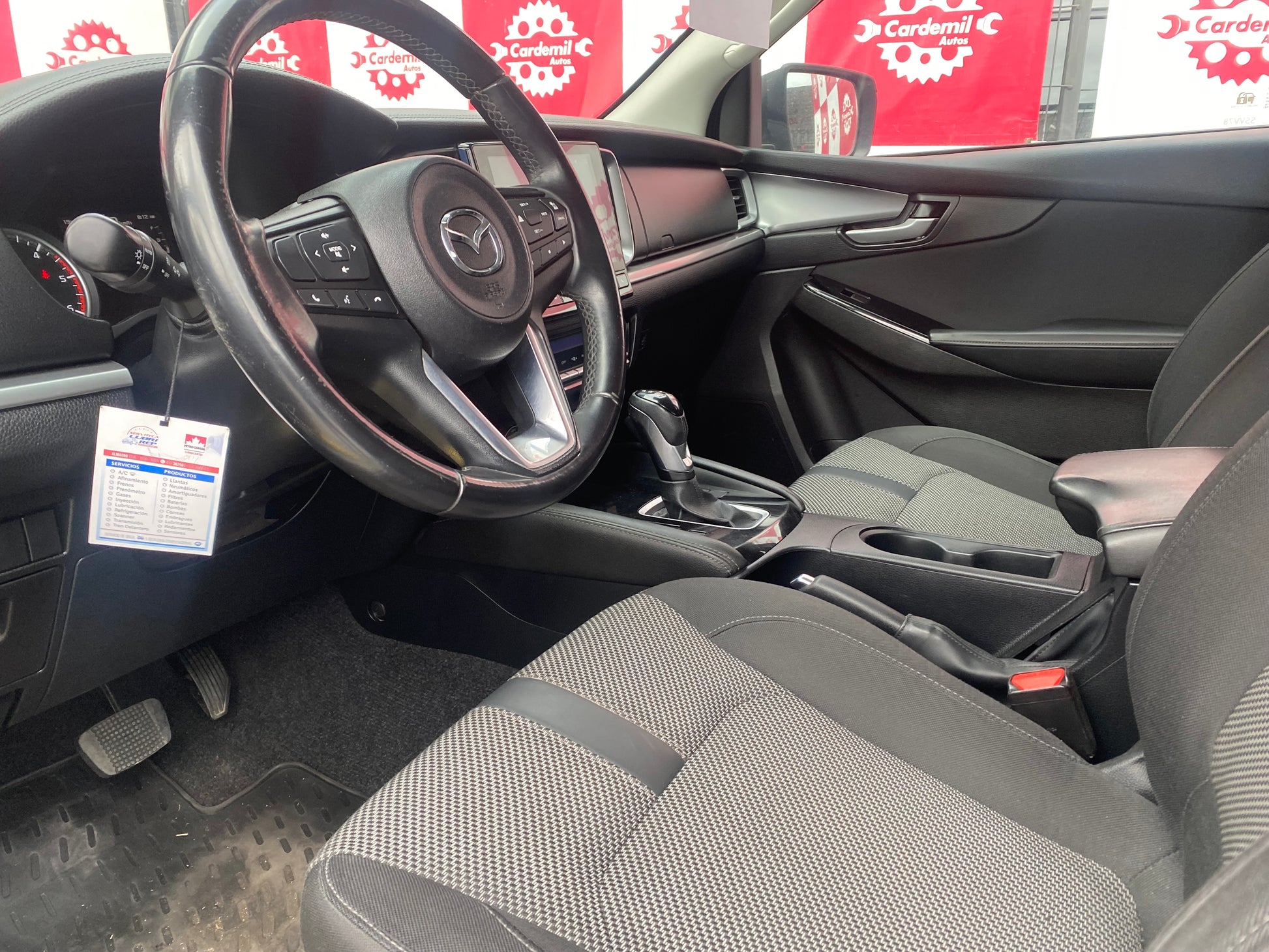 Interior Mazda BT-50 2023 pantalla touch y caja automática
