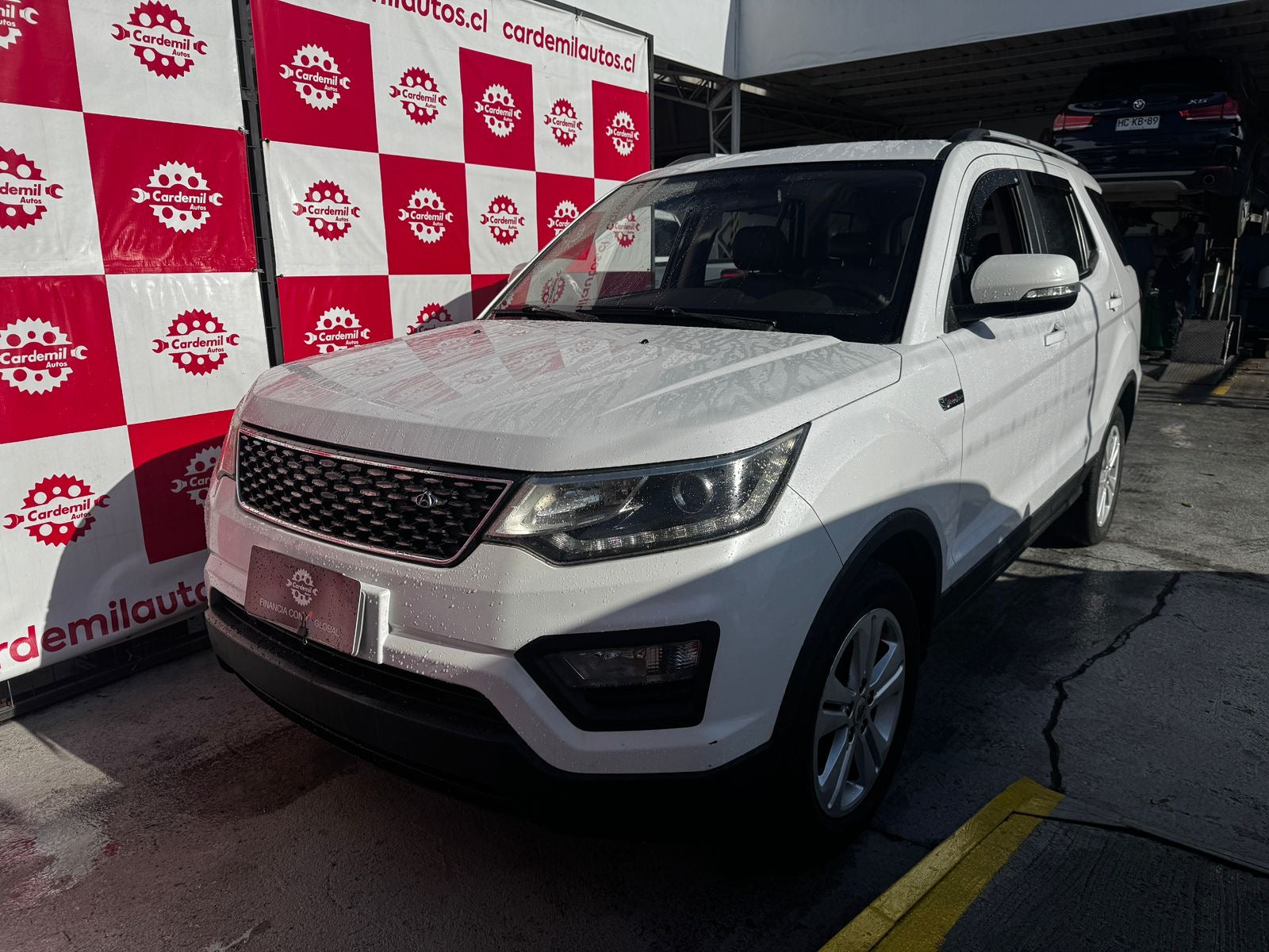 Vista lateral Changan CX70 2020 diseño robusto gris