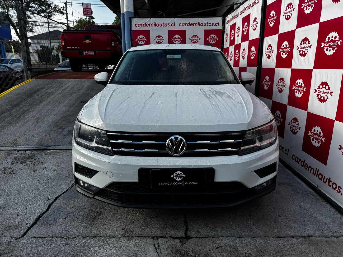 Volkswagen Tiguan 2021 frente SUV plateado elegante
