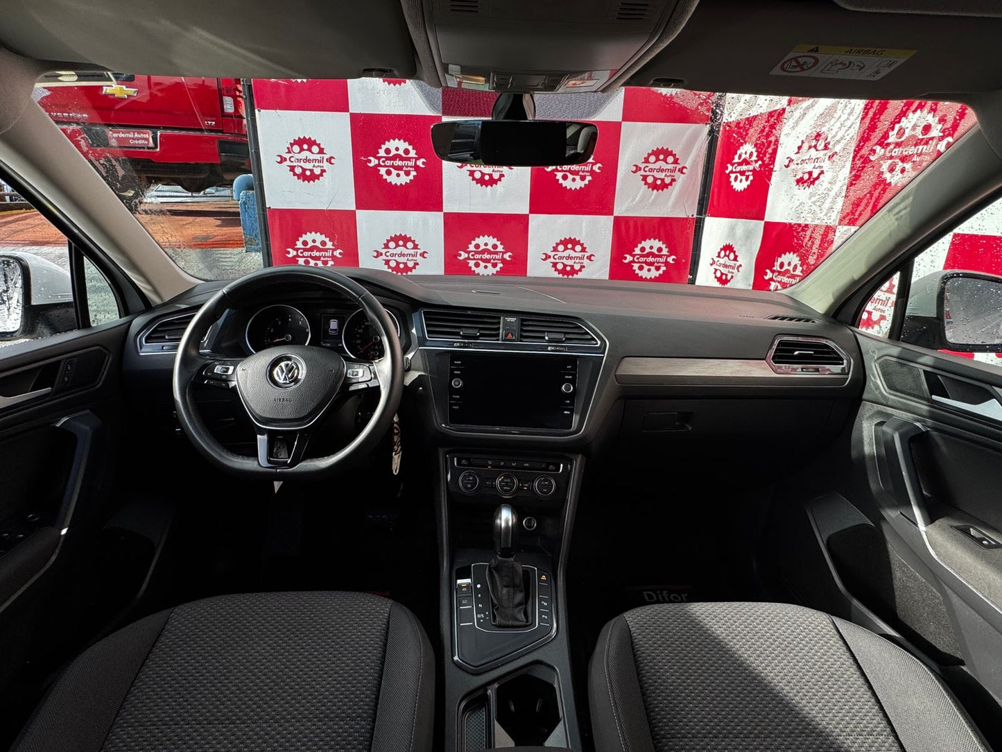 Interior Volkswagen Tiguan 2021 pantalla touch y caja DSG