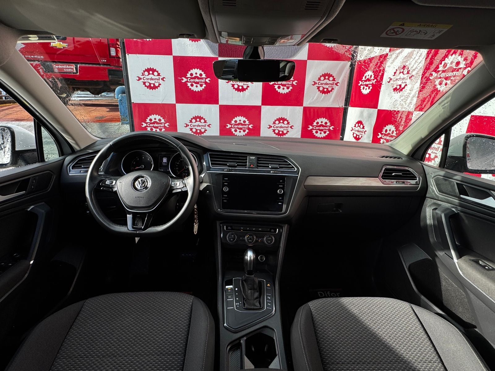 Interior Volkswagen Tiguan 2021 pantalla touch y caja DSG