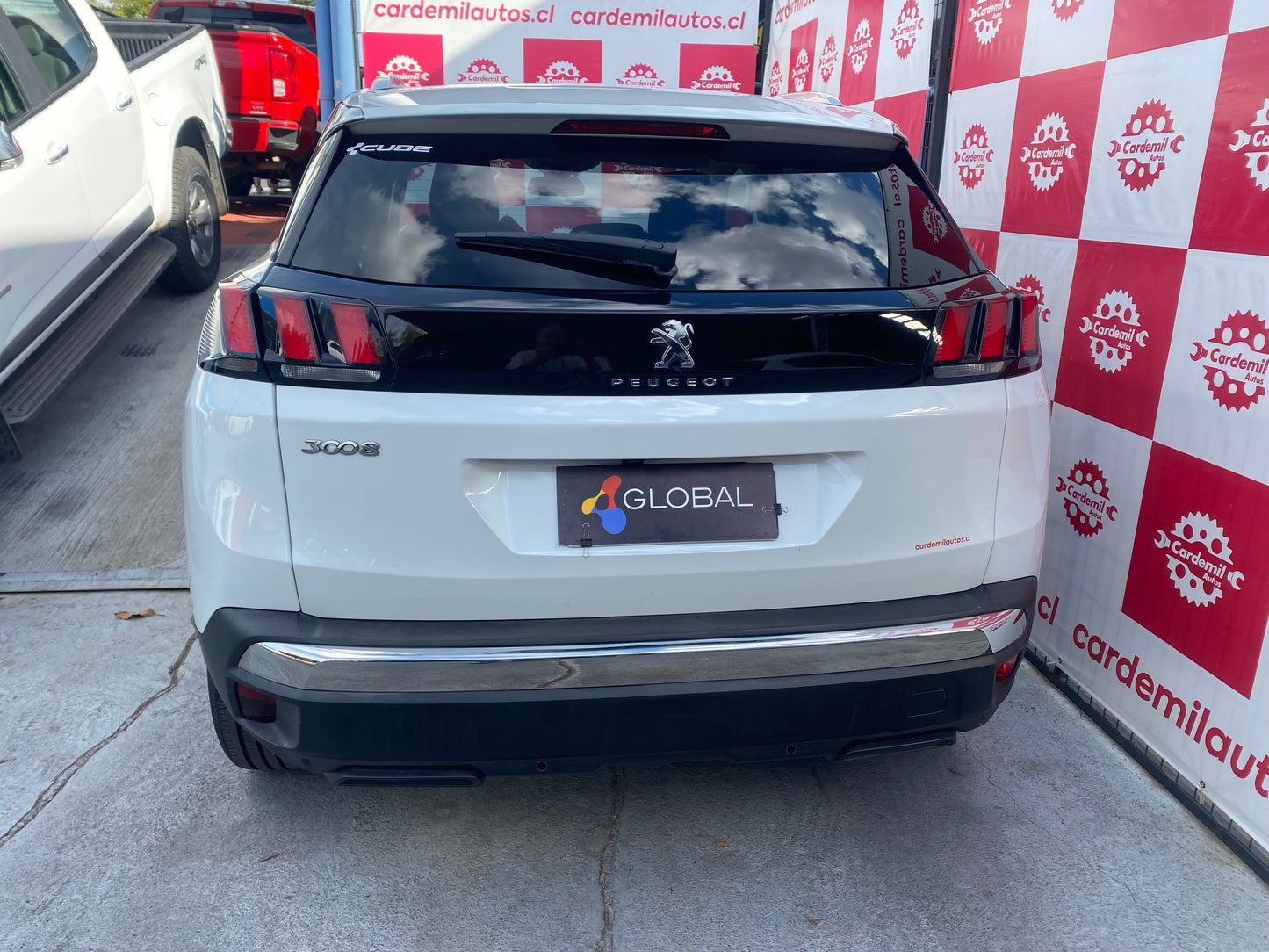 Vista trasera Peugeot 3008 2019 luces LED tres garras Los Ángeles