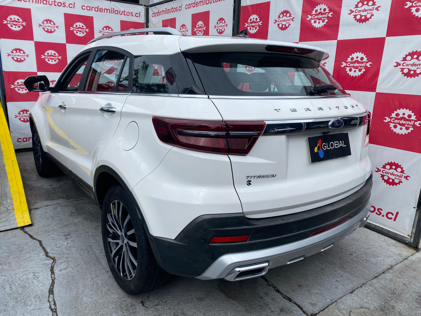 Vista lateral Ford Territory 2022 llantas de aleación bitono Santiago
