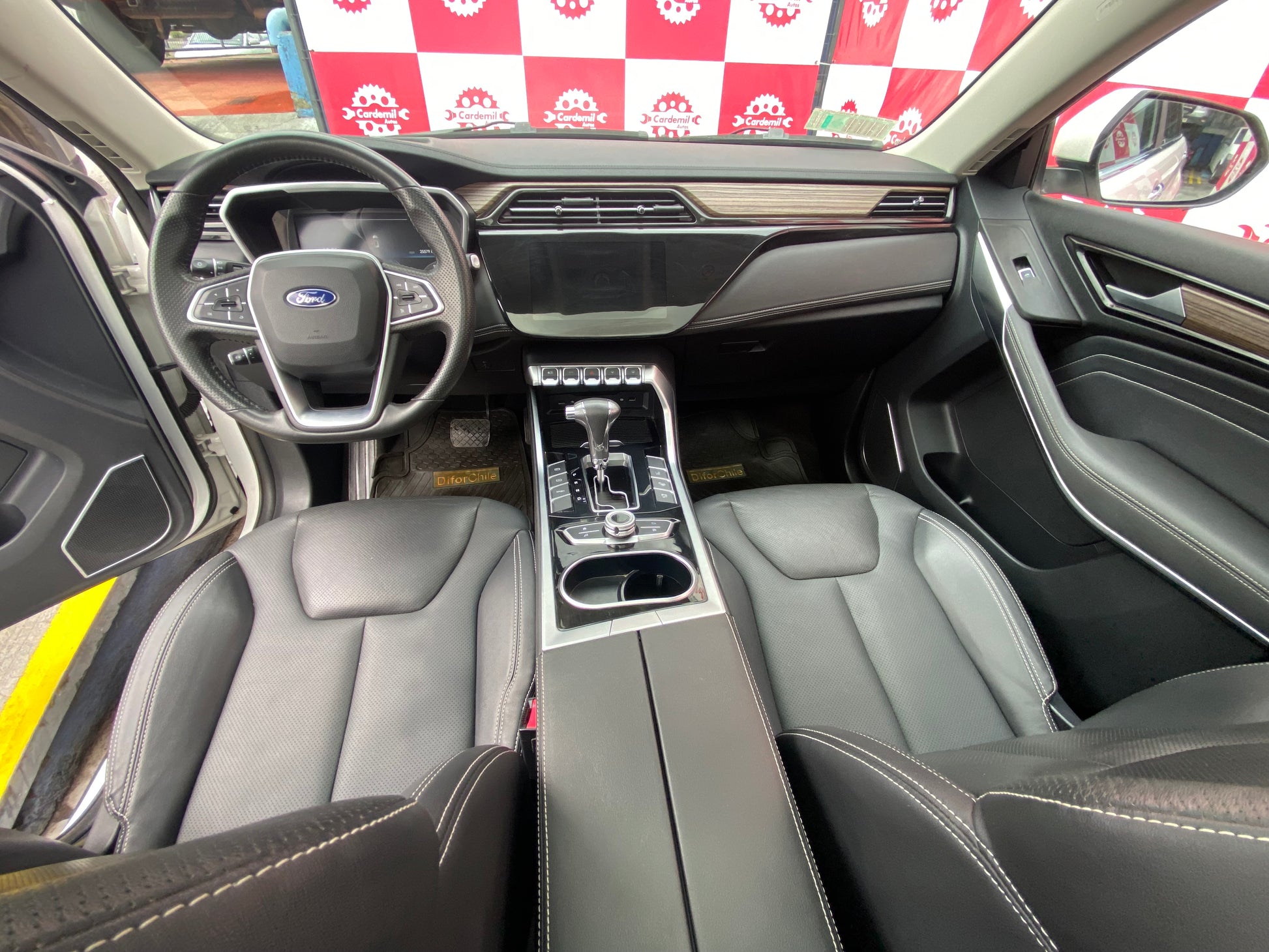 Interior Ford Territory 2022 pantalla touch y techo panorámico