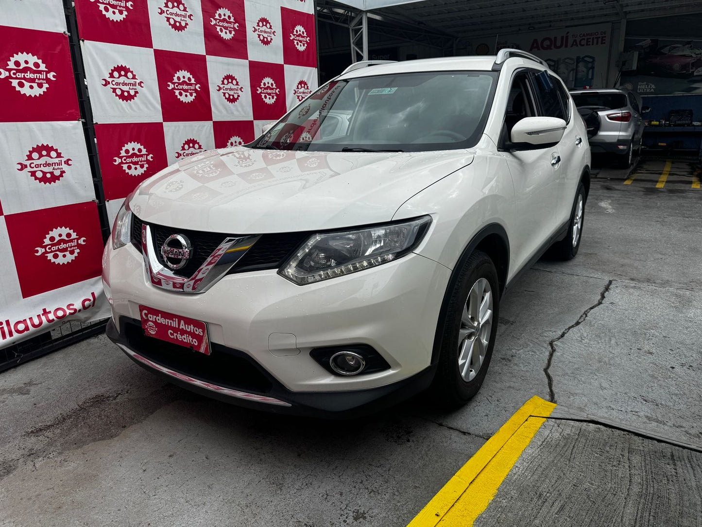 Vista lateral Nissan X-Trail 2017 llantas de aleación y rieles de techo Los Ángeles
