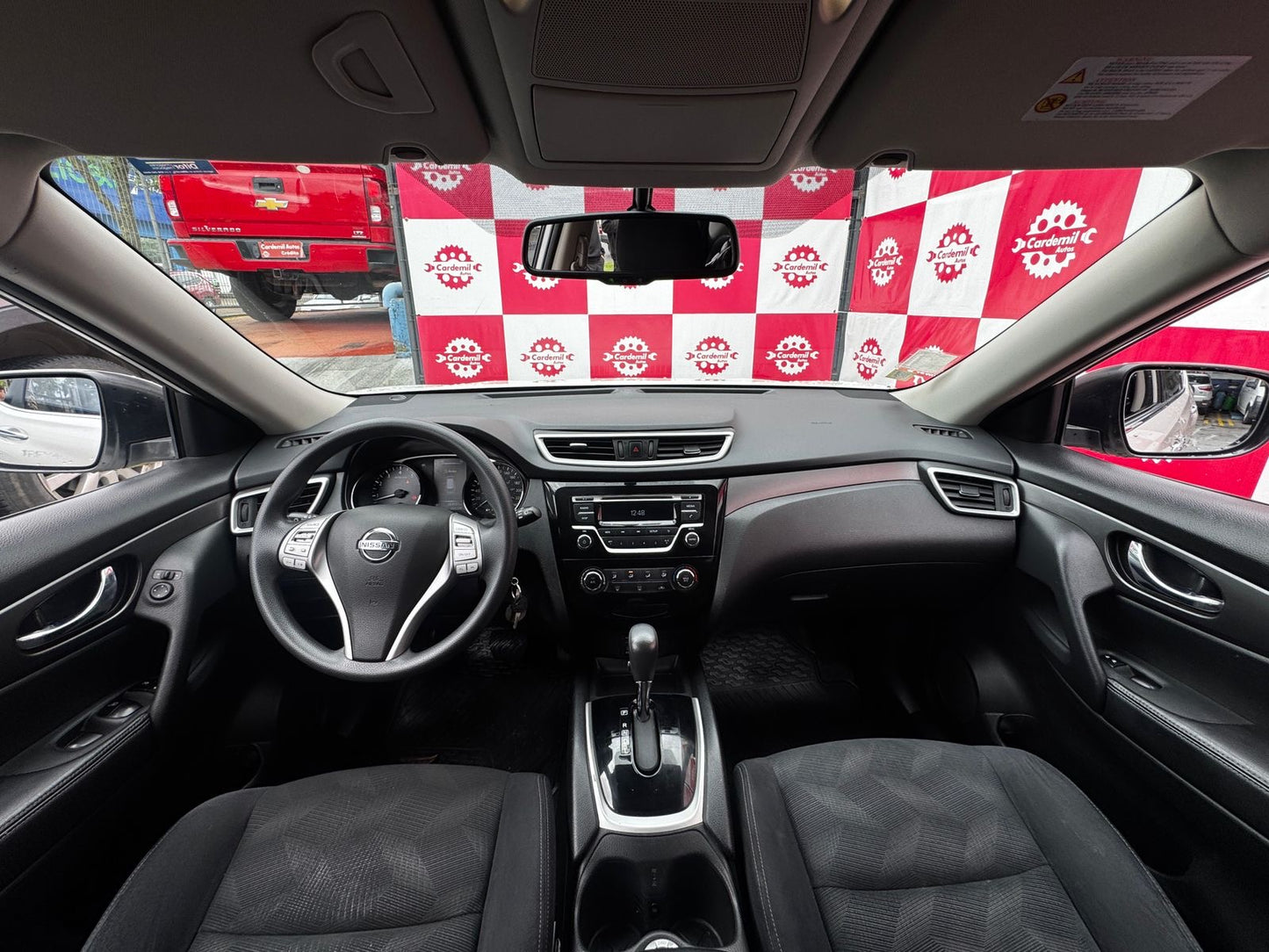 Interior Nissan X-Trail 2017 panel central y volante multifuncional