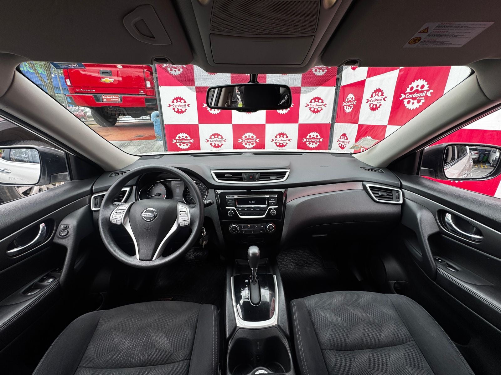 Interior Nissan X-Trail 2017 panel central y volante multifuncional
