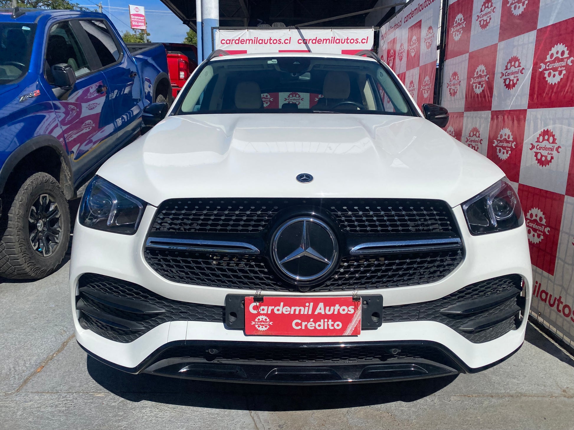 Mercedes-Benz GLE 300d 2021 frente SUV negro imponente