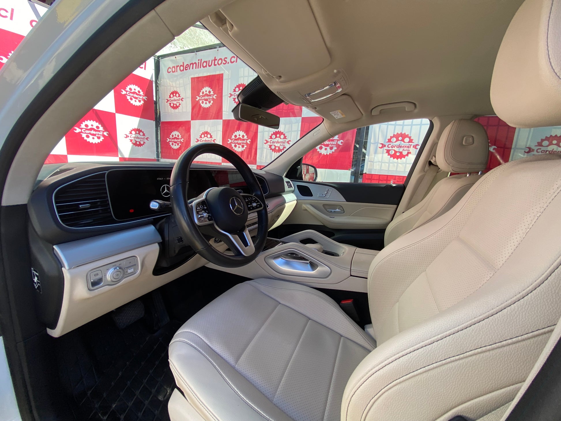 Interior Mercedes GLE 300 2021 tres corridas de asientos y pantallas digitales