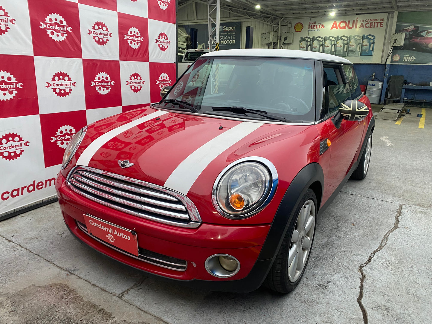 Vista lateral MINI Cooper 2010 llantas originales y diseño británico Los Ángeles