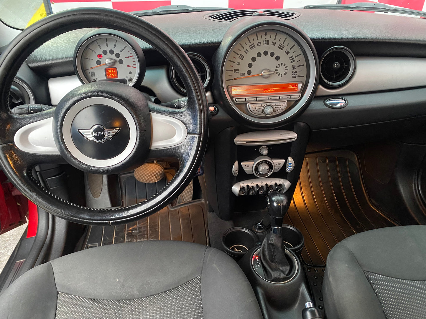 Interior MINI Cooper 2010 tablero central circular y mandos