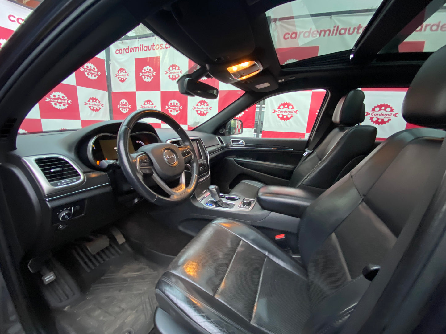 Interior Jeep Grand Cherokee 2019 asientos de cuero y pantalla Uconnect