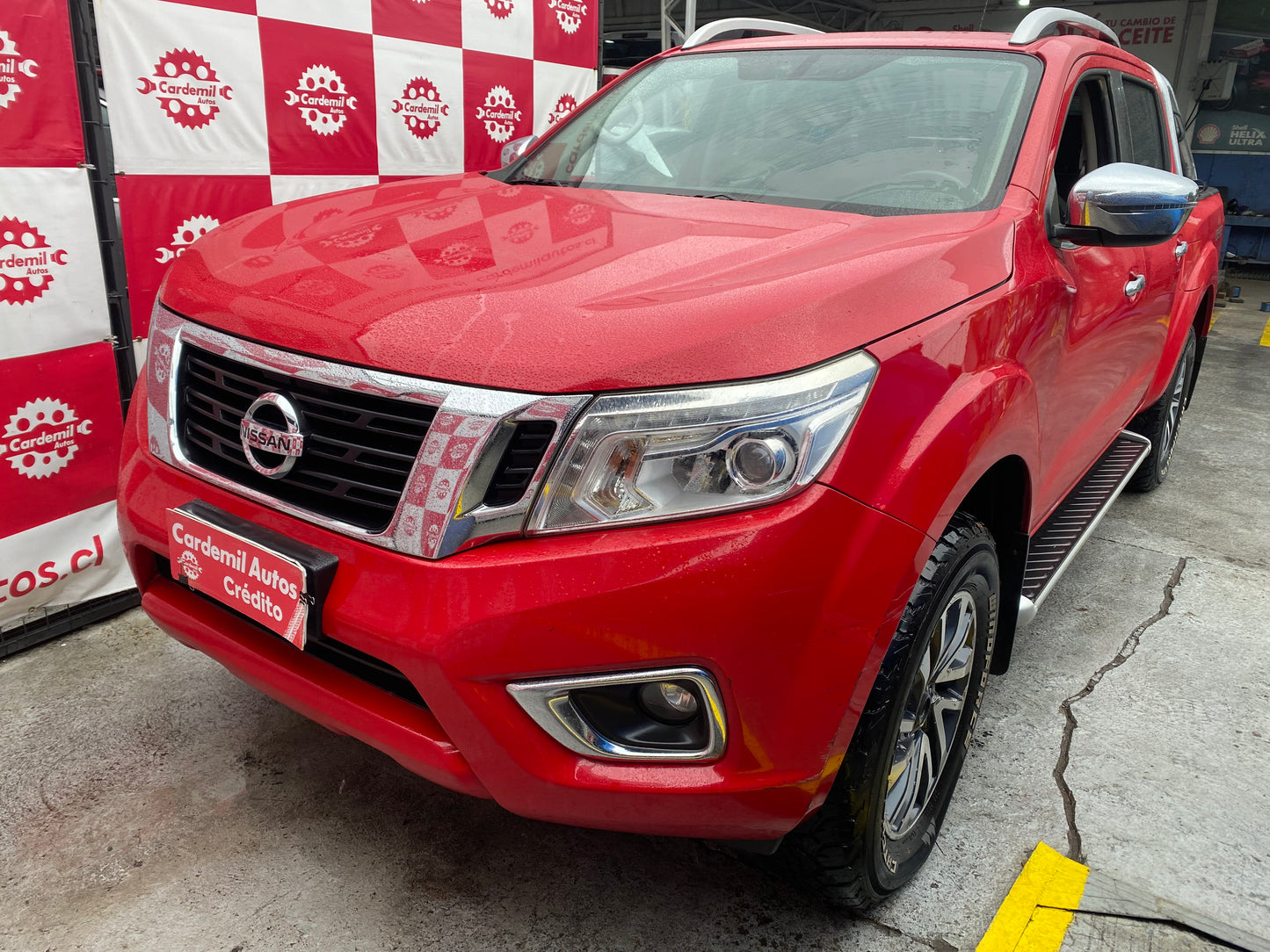 Vista lateral Nissan NP300 2018 llantas de aleación y barras de techo Los Ángeles