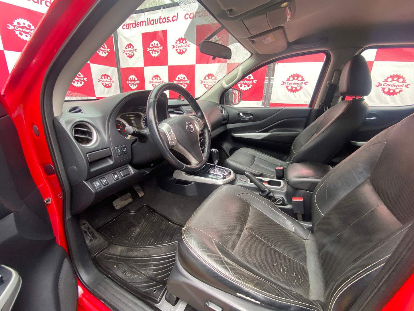 Interior Nissan NP300 LE 2018 asientos de cuero y climatizador