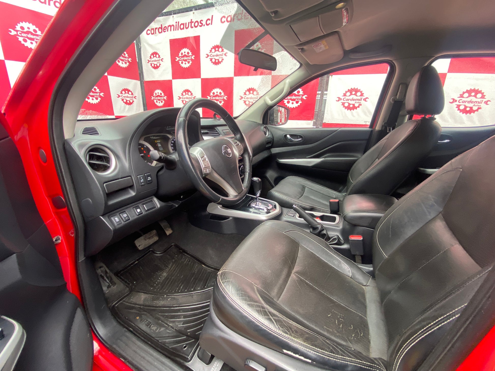 Interior Nissan NP300 LE 2018 asientos de cuero y climatizador