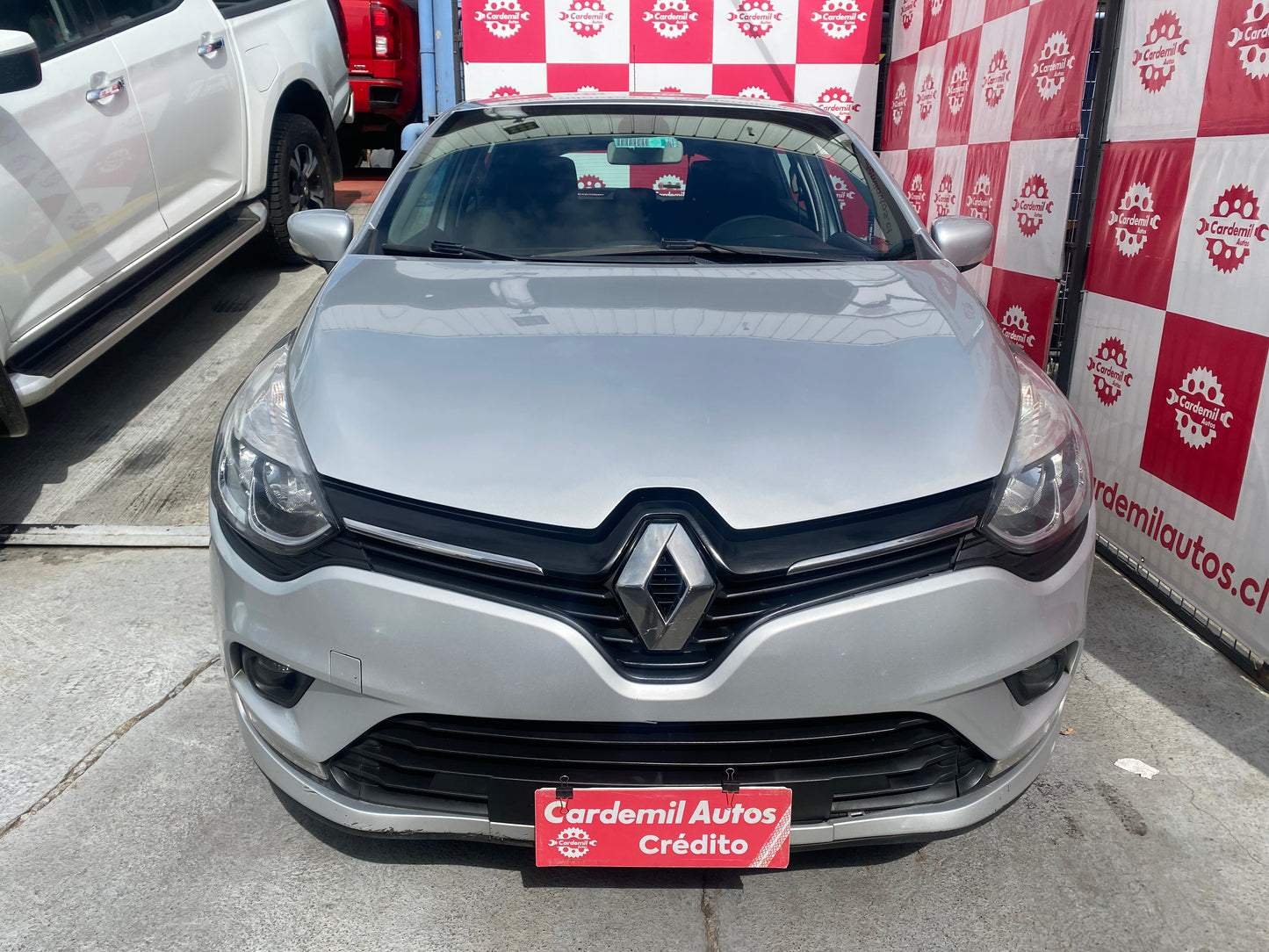 Renault Clio Expression 2017 frente compacto rojo brillante