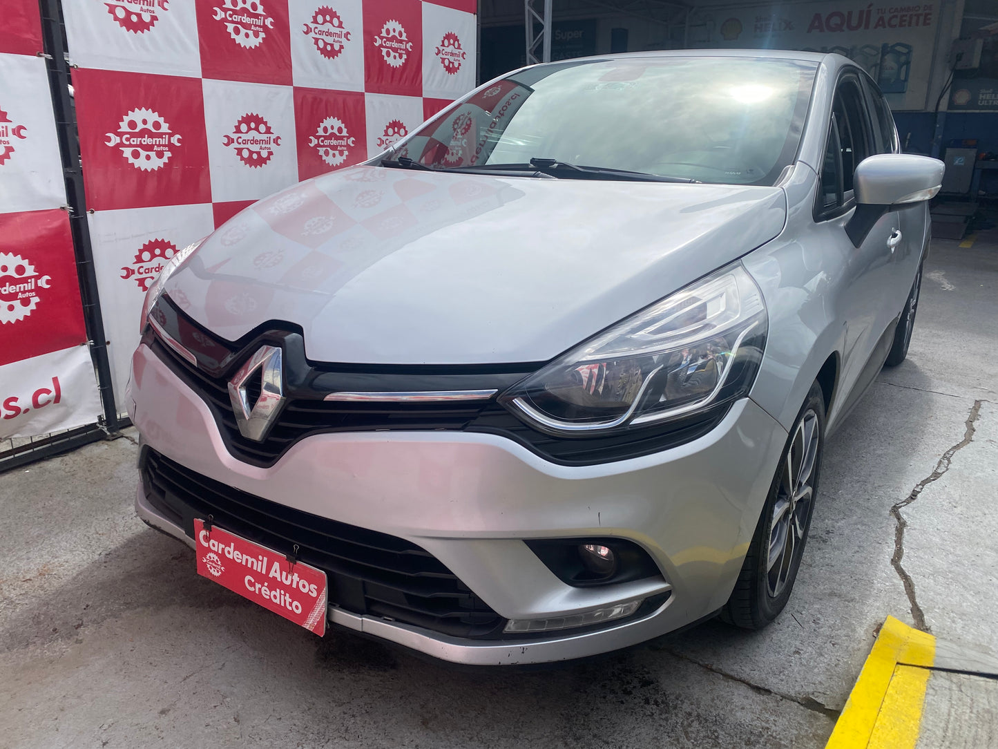 Vista lateral Renault Clio 2017 llantas de aleación y diseño fluido Los Ángeles