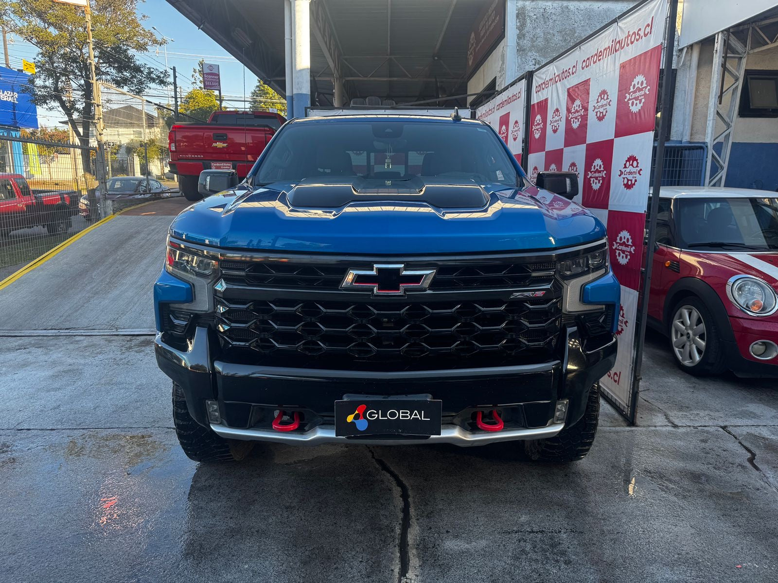 Chevrolet Silverado ZR2 2023 frente pickup off-road negra agresiva
