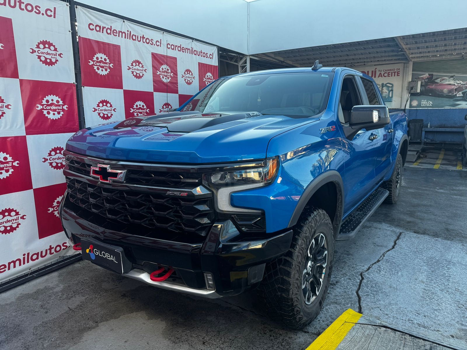 Vista lateral Chevrolet Silverado ZR2 2023 despeje de suelo y neumáticos mud-terrain Santiago