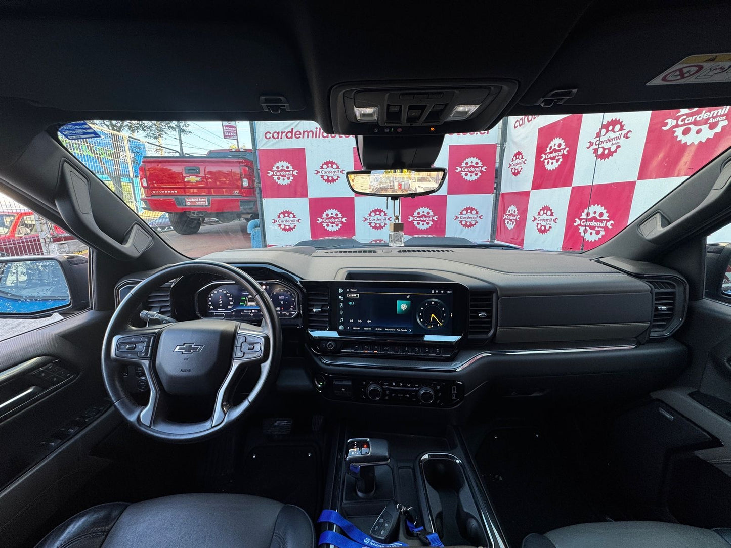 Interior Chevrolet Silverado ZR2 2023 pantallas digitales y acabados de lujo