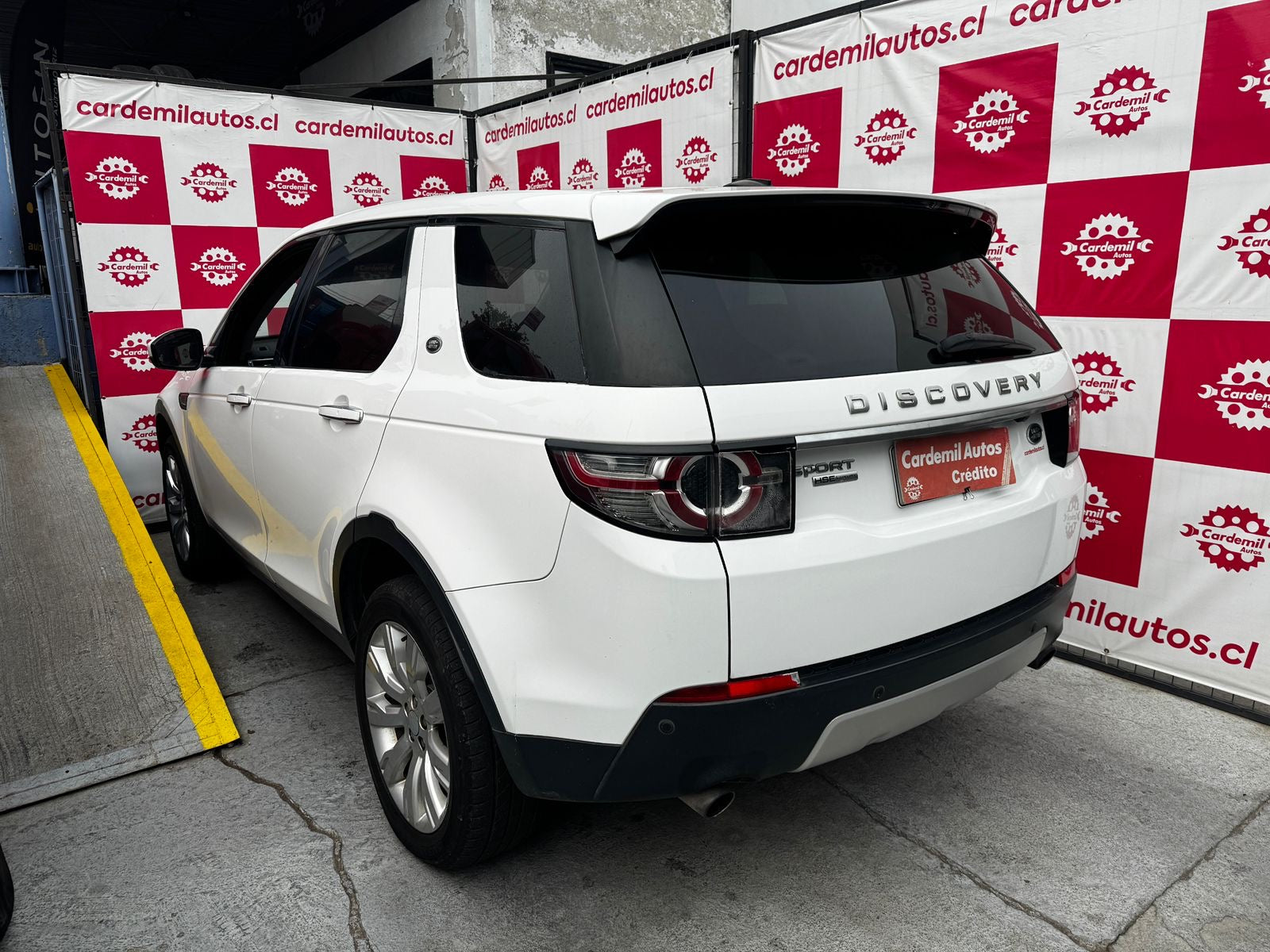 Vista lateral Land Rover Discovery Sport 2017 techo panorámico y llantas de aleación Los Ángeles