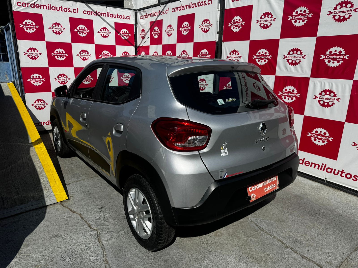 Vista lateral Renault Kwid 2021 despeje de suelo y molduras protectoras Los Ángeles