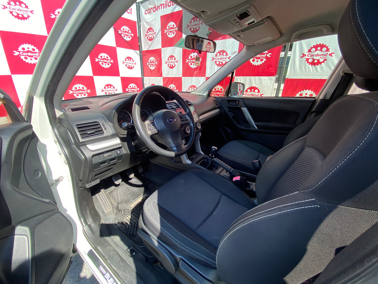Interior Subaru Forester 2013 pantalla con Apple CarPlay y tablero