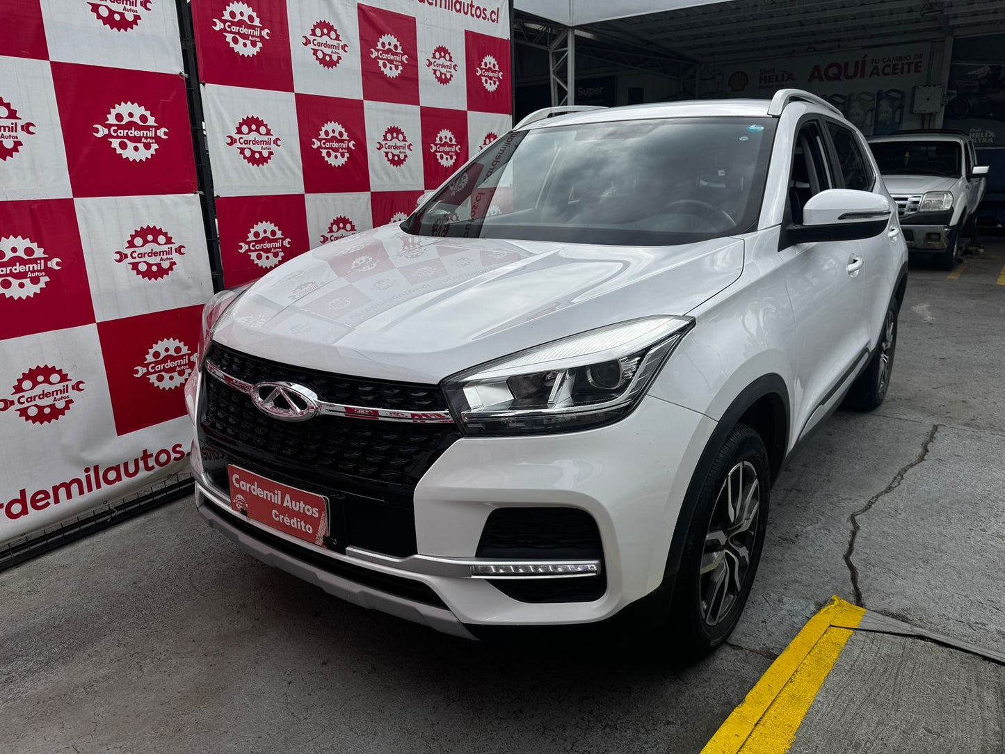 Vista lateral Chery Tiggo 3 2022 llantas de aleación y barras de techo Santiago