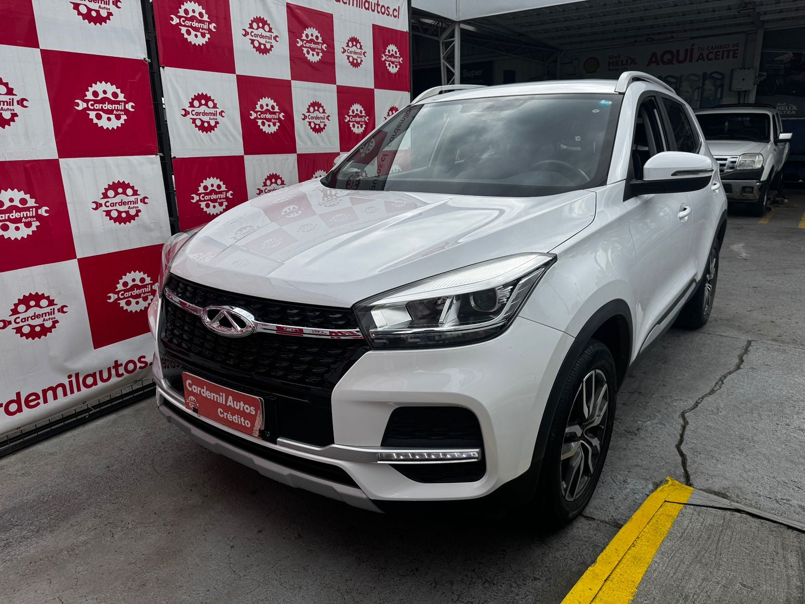 Vista lateral Chery Tiggo 3 2022 llantas de aleación y barras de techo Santiago